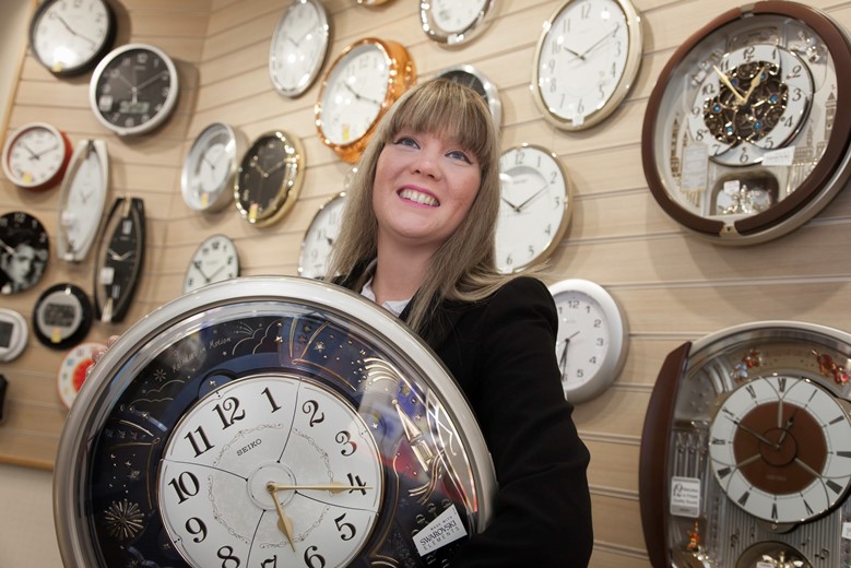 EAGLES MEADOW WREXHAM. Pictured is Shell Aspinell from  F Hinds jewellers , Eagles Meadow, turning the clocks  back.