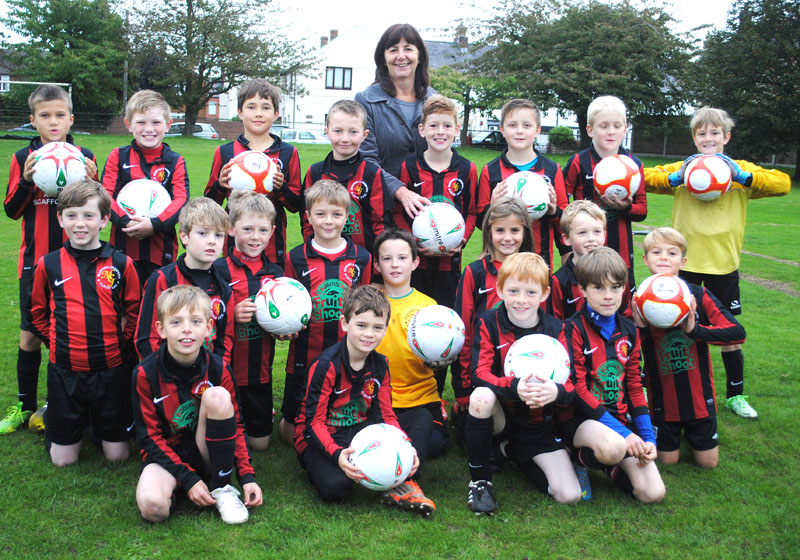 Lesley Griffiths AM alongside Marford and Gresford Albion Under 10s