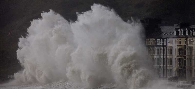 massive-wave-on-aberystwyth
