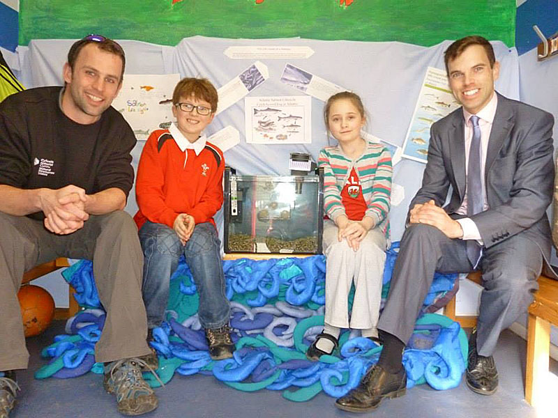 Joel Rees-Jones from Natural Resources Wales, Year 5 pupils Katie Barre and James Lewis and Ken Skates AM