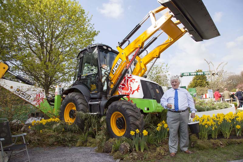 Esmor Singing Welsh national anthum with the JCB