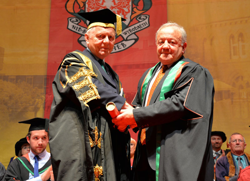 Sir Emyr Jones, President of Aberystwyth University, presents Mr Brian Jones as a Fellow of Aberystwyth University