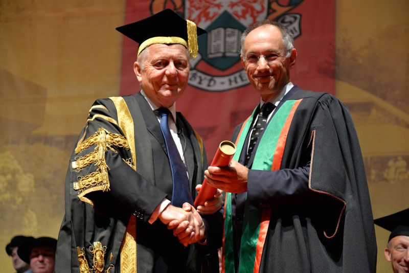Sir Emyr Jones Parry, President of Aberystwyth, presenting Sir Michael Moritz as Fellow of Aberystwyth University