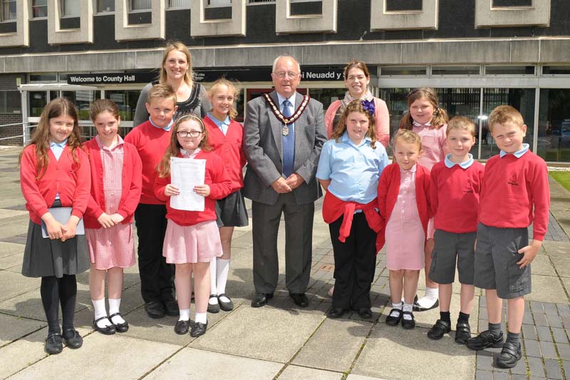 eachers and children from Wepre Primary School with Vice Chair of Flintshire County Council, Councillor Ray Hughes