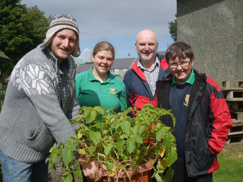 TV gardener Russell Jones with aspiring gardeners from Ysgol Dyffryn Nantlle – winners of the 2013 competition