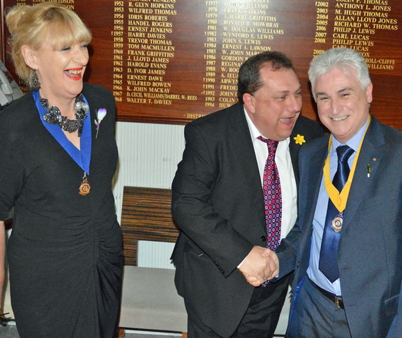 Kev Johns congratulates Rotary President Hywel Bassett on the initiative