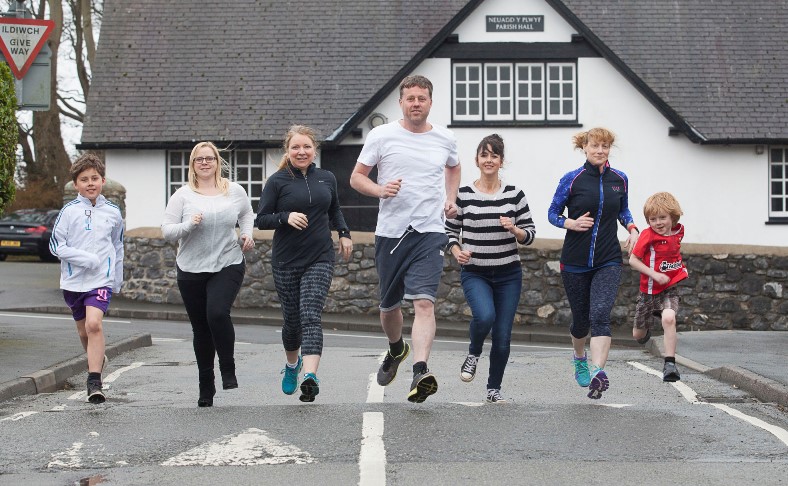 Peninsula Home Improvements sponsor the yearly Llandegfan Fun Run which is organised from the Parish Hall to raise funds for charity. Pictured: Ken Grayson (centre) from Peninsula supports the event along with Sonny Grayson, Bethan Roberts, Julie Gregson, Nikki White, Nia Maloney and Tal Grayson