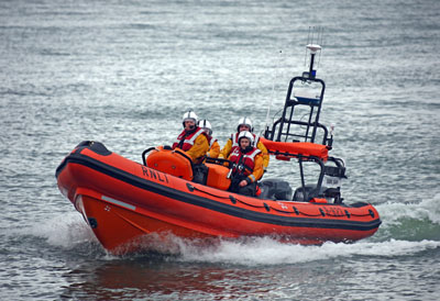 Welsh Icons News | Criccieth RNLI rescue five people stranded on sandbank